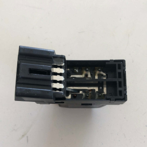 62J001060T PULSANTE COMANDO ALZAVETRO ANTERIORE DESTRO SUZUKI SX4 2010