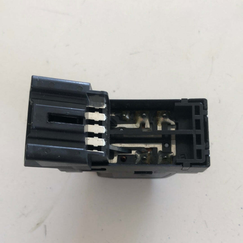 62J001060T PULSANTE COMANDO ALZAVETRO ANTERIORE DESTRO SUZUKI SX4 2010