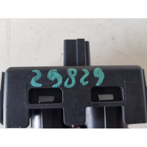 8200214896A COMANDO LUCI DI EMERGENZA E CHIUSURA RENAULT CLIO 1.2 B 55KW 2010