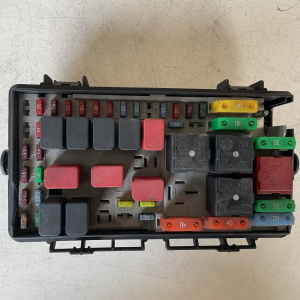 51737884 CENTRALINA FUSIBILIERA SCATOLA FUSIBILI RELÈ FIAT GRANDE PUNTO 1.2