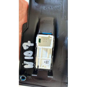 96762292ZD PULSANTIERA COMANDO ALZAVETRO ANTERIORE DESTRA CITROEN C3 1.2 B 61KW 2018