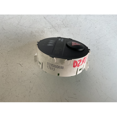 839500D080 PULSANTE LUCI DI EMERGENZA Toyota Yaris 3 serie 1.5 B 101CV 74kW 1NZ-FXE 2012 2024